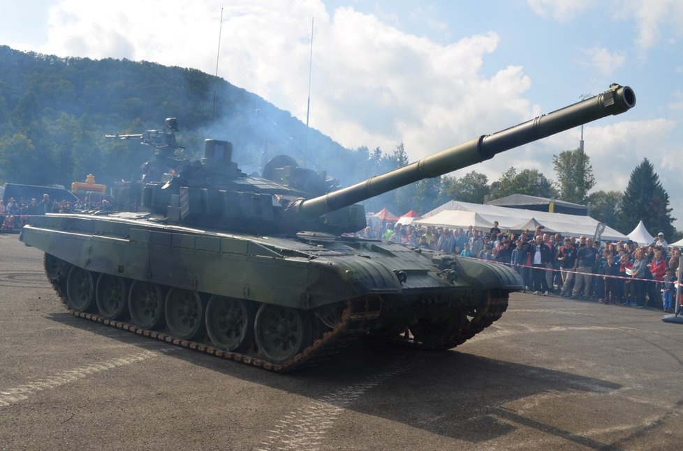 Vojáci předvedli i dynamickou ukázku plnou hluku a kouře s tankem T-72.