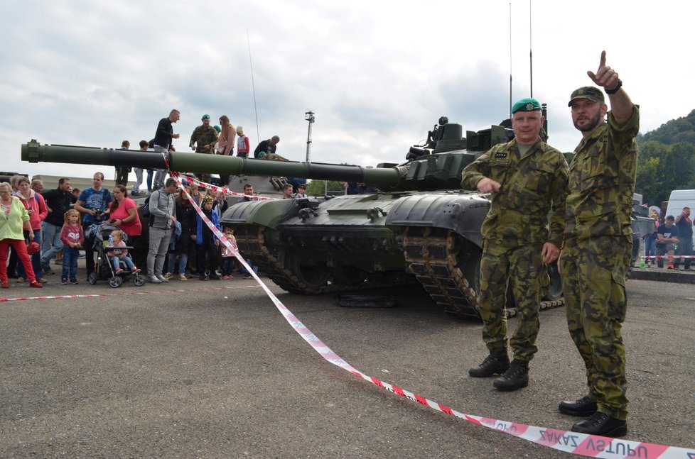 Vojáci předvedli i dynamickou ukázku plnou hluku a kouře s tankem T-72.