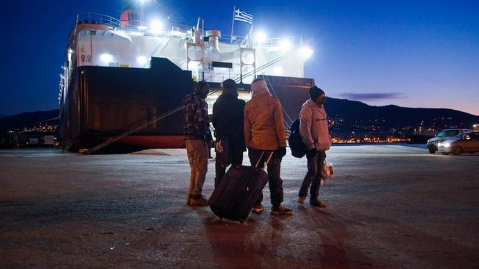 imigranti v řeckém přístavu Pireus