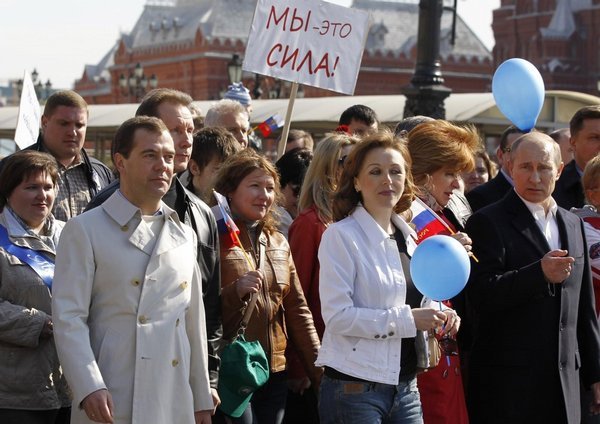 Do moskevskémo prvomájového průvodu přišli i odcházející prezident Dmitrij Medveděv a jeho předchůdce a nástupce v jedné osobe Vladimir Putin