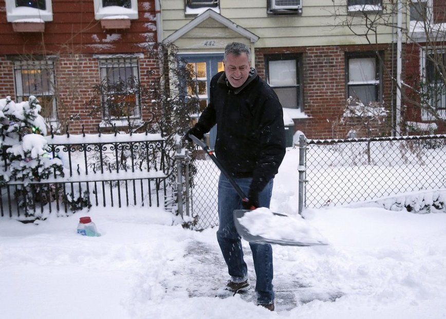 Do odklízení sněhu se zapojil i nový starosta New Yorku Bill de Blasio