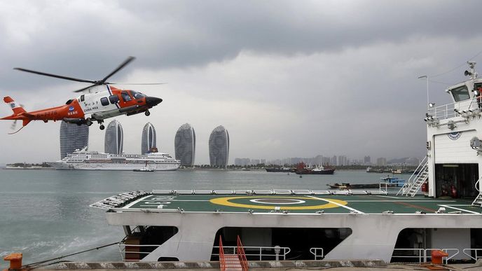 Do patrání po zmizelém malajsijského letounu se zapojilo několik zemí. Na snímku čínský záchranný vrtulník.