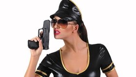 Oblečte si svoji kočičku: S touhle policistkou určitě o pokutě smlouvat nebudete!