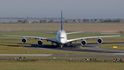 Do Prahy dnes létají největší letadla. Na snímku pojíždí na ruzyňské dráze největší dopravní letoun světa, Airbus A380.