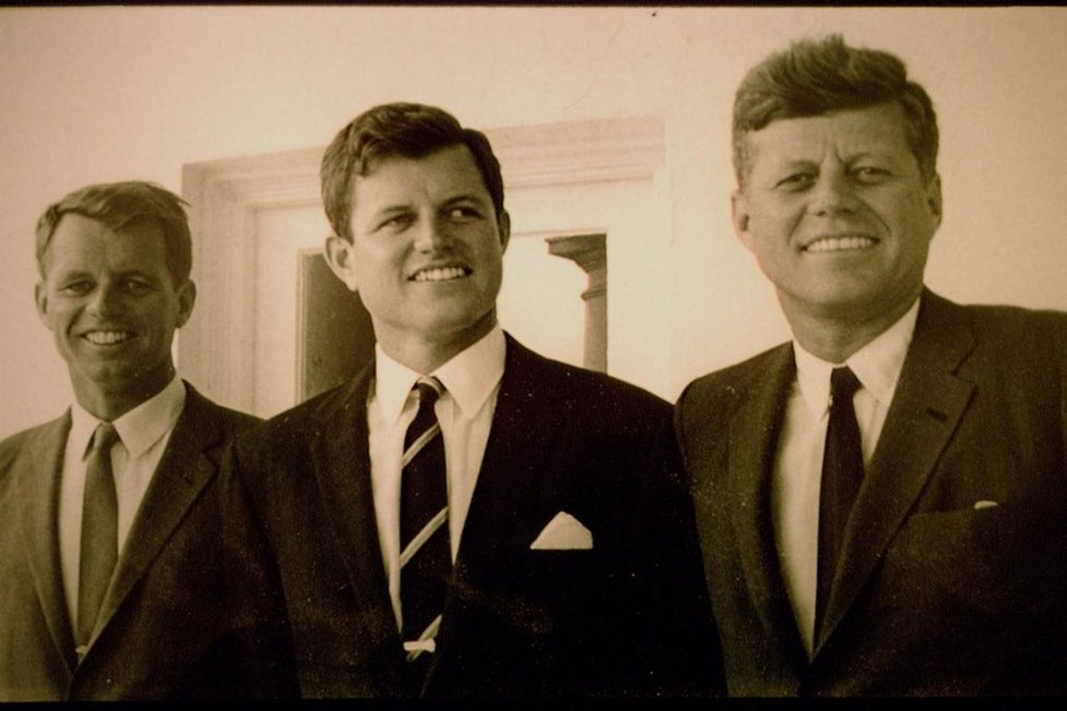 Do první ligy americké politiky Kennedyové vstoupili v 60. letech minulého století - zleva senátoři Robert a Edward Kennedyové, vpravo prezident John Fitzgerald Kennedy. (Foto Profimedia)