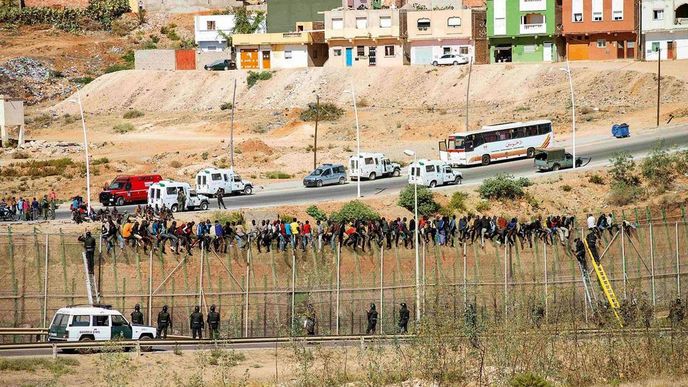 Do světa za zdí. Lidé se snaží překonat plot dělící Maroko a Španělskou autonomní oblast Melilla, která leží na severoafrickém pobřeží