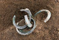 Bronzový poklad v Modřanech! Archeologové našli i důkaz o osídlení městské části v pozdní době kamenné