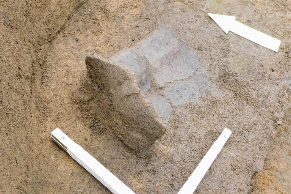Torzo keramické nádoby v jedné z jam z pozdní doby bronzové. 