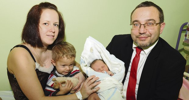 Ministr Dobeš se v pátek pochlubil novorozeným synem Matoušem. Chybět nemohl ani starší Jakub (2,5).