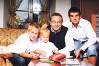 Ministr školství Josef Dobeš vrátil syna do dětského domova