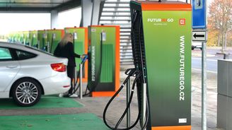 Dobíjení elektromobilů na veřejných stanicích zlevní. Ceny sníží ČEZ i Pražská energetika