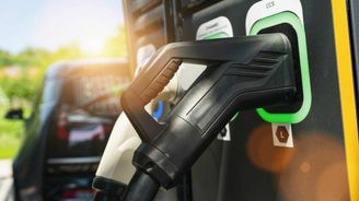 Čerpací stanice se k elektromobilitě staví čelem. Tři největší sítě nabízejí stovky dobíjecích bodů