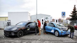 BMW a Porsche překonaly Teslu, jejich nabíječce stačí na sto kilometrů tři minuty