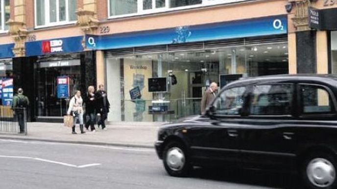 Dobrá lokalita. Obchod s mobilními telefony funguje
na Tottenham Court Road v centru Londýna od září loňského roku. Týdně jej navštíví zhruba dva tisíce lidí