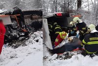 U Dobré na Rychnovsku havarovala sanitka: Skončila mimo silnici, dva zranění