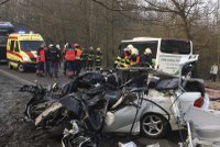 Mladí lidé neměli šanci: V BMW je pohřbil autobus