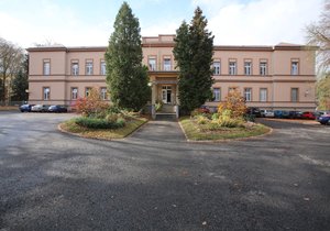 Pacienti podle policejního hlášení souložili na střeše psychiatrie v Dobřanech. Strážci zákona tam však nikoho nenašli.