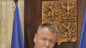 Ministr zdravotnictví Svatopluk Němeček (ČSSD) chystá revoluci v psychiatrii.