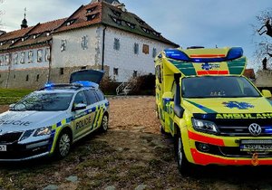 Záchranáři a policisté u jezu v Dobřichovicích.