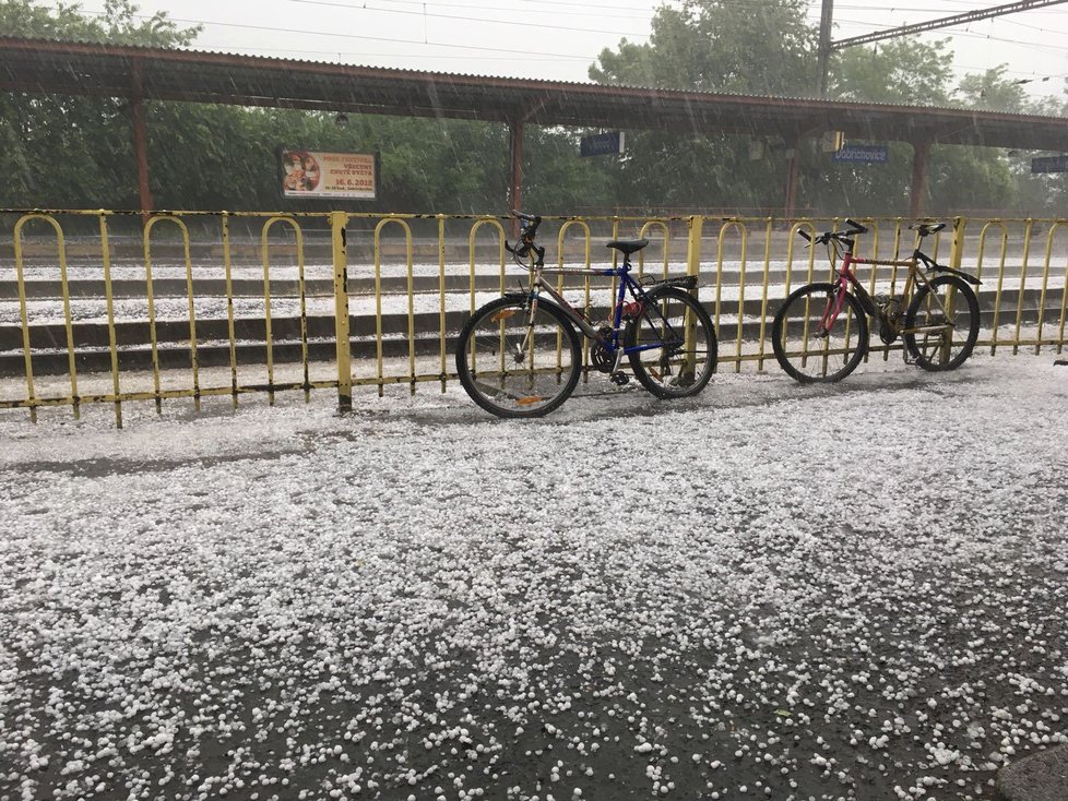 Dobřichovice zasypal příval krup (1. 6. 2018)