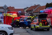 Auto vletělo v Dobříši do autobusu: Řidič je vážně zraněný, spolujezdec nepřežil