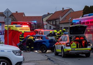 V Dobříši došlo k tragické srážce auta s autobusem. Spolujezdec z osobáku nepřežil.