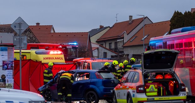 Auto vletělo v Dobříši do autobusu: Řidič je vážně zraněný, spolujezdec nepřežil