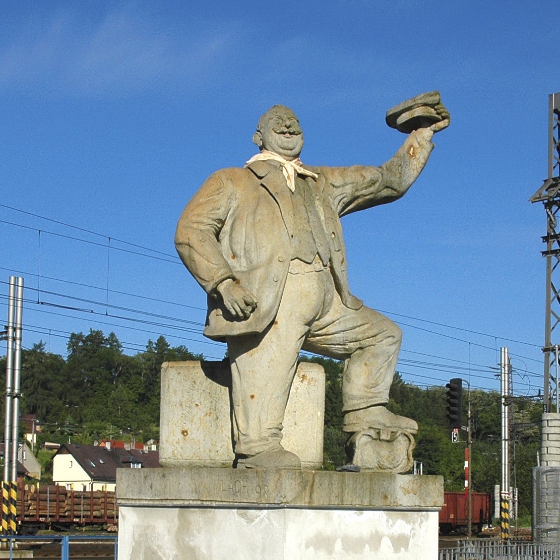 Eskymo Welzl má před nádražím v rodném Zábřehu svoji sochu. 
