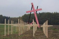 Dobronín: Kříž za ubité Němce zrůžověl!