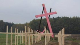 Kříž na památku ubitých Němců v pátek na český státní svátek zrůžověl     