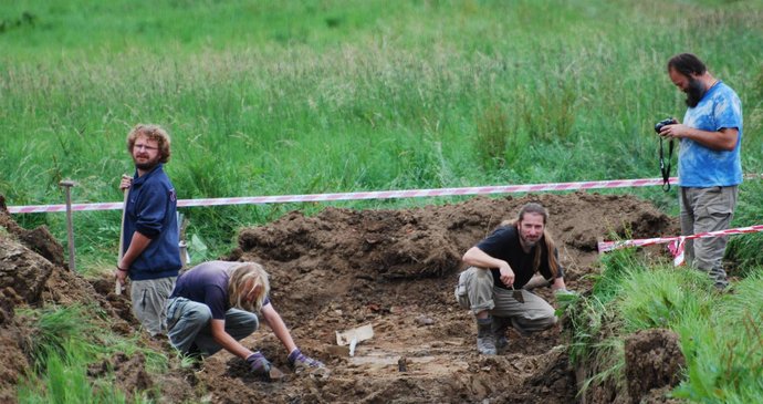 Přivolaní archeologové odkrývají hroby zavražděných německých obyvatel Dobronína.