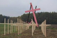 Dobronín: Kříž za ubité Němce zrůžověl!