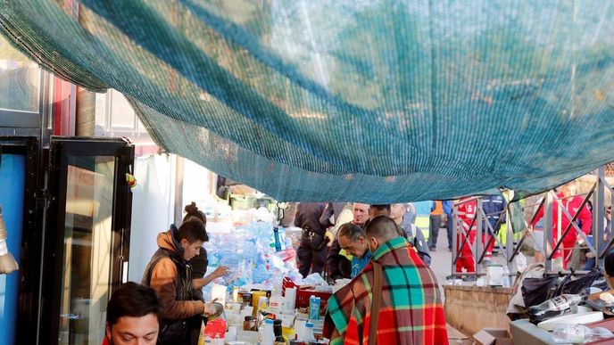 Dobroolníci připravují jídlo obětem zemětřesení ve střední Itálii