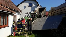 V Dolní Dobrouči havaroval traktor.