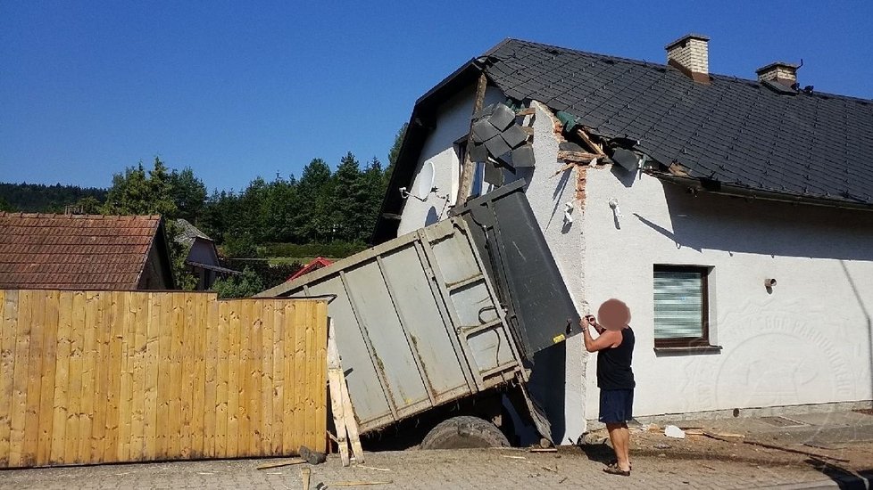 V Dolní Dobrouči havaroval traktor.