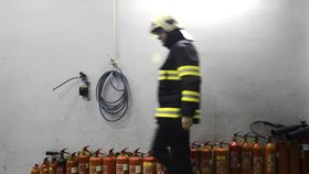 Dobrovolní hasiči často doplňují své kolegy profesionály u zásahů.