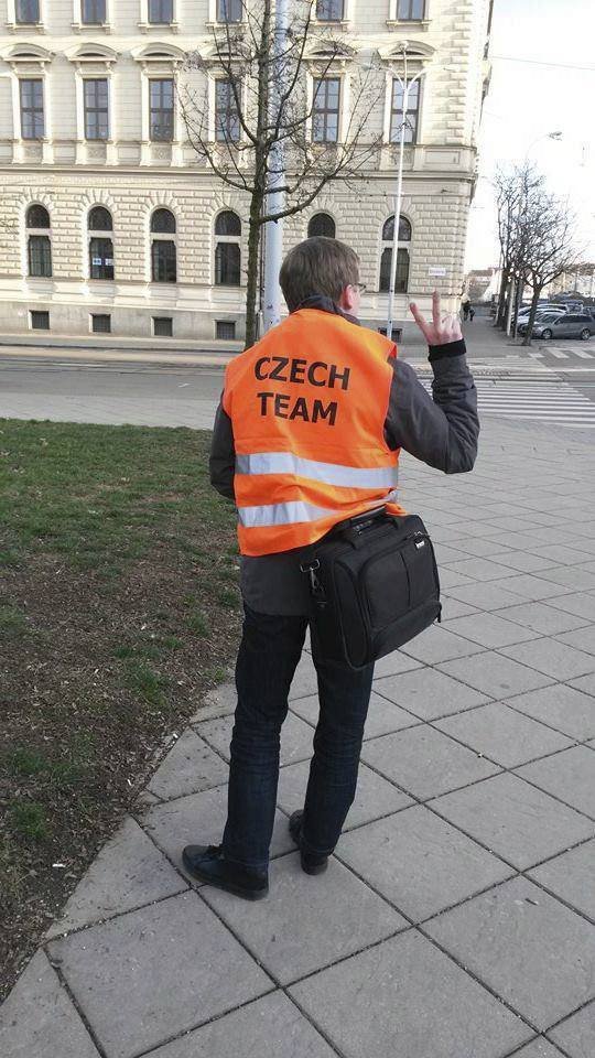Spolek organizující české dobrovolníky slaví půl roku existence. Rozhodl se jej oslavit celorepublikovým happeningem.