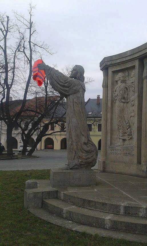 Spolek organizující české dobrovolníky slaví půl roku existence. Rozhodl se jej oslavit celorepublikovým happeningem.