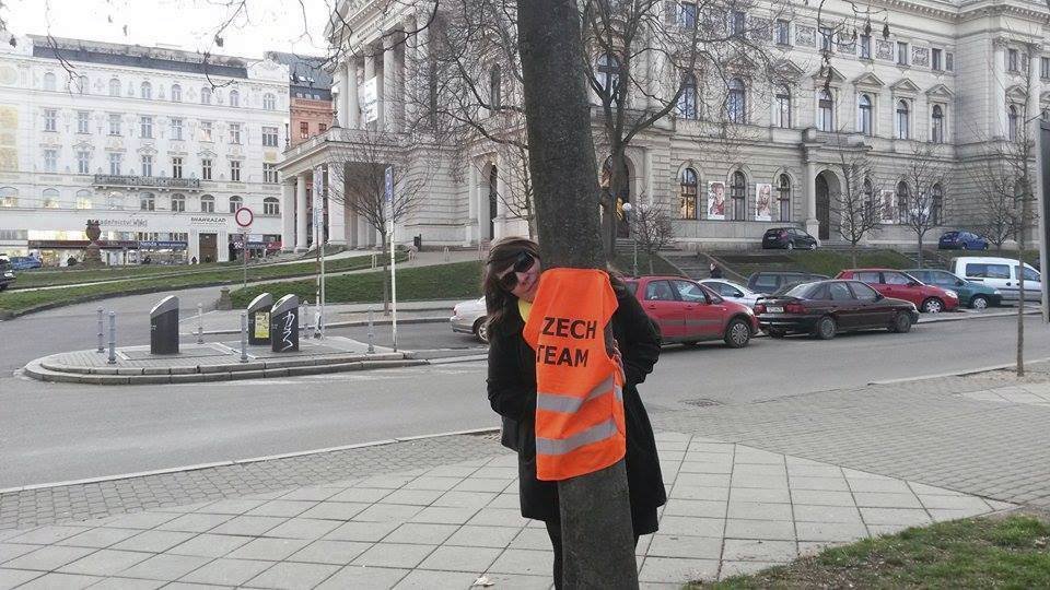 Spolek organizující české dobrovolníky slaví půl roku existence. Rozhodl se jej oslavit celorepublikovým happeningem.