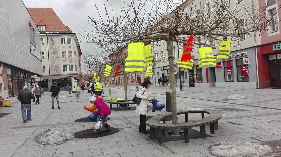 Spolek organizující české dobrovolníky slaví půl roku existence. Rozhodl se jej oslavit celorepublikovým happeningem.