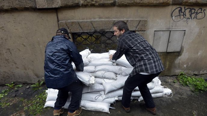 Dobrovolníci pomáhali například při loňských povodních v Praze (archivní foto)