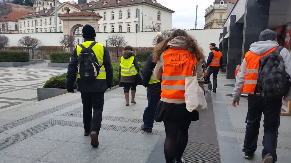 K happeningu k půlročnímu výročí spolku Pomáháme lidem na útěku se připojila i šestičlenná skupina lidí, kteří prošli Prahu v reflexních vestách.