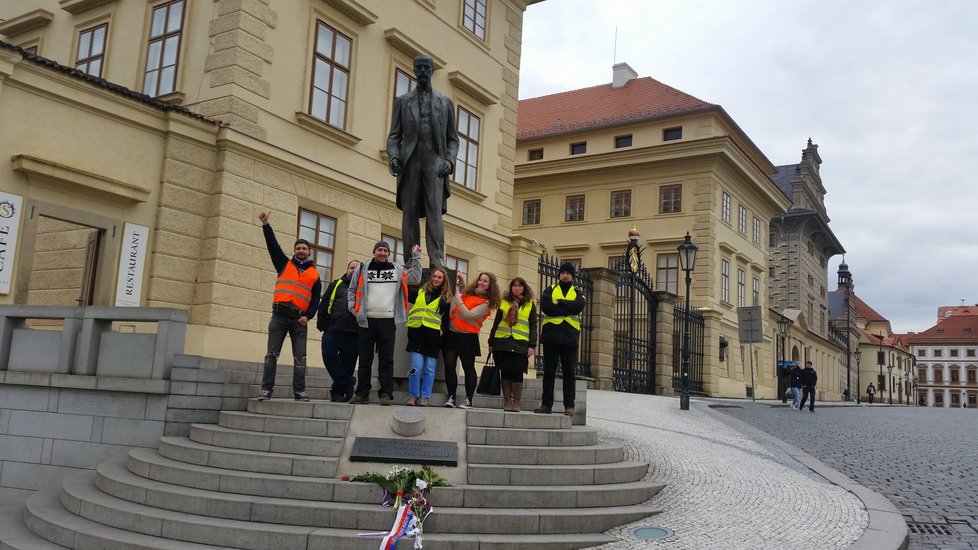 K happeningu k půlročnímu výročí spolku Pomáháme lidem na útěku se připojila i šestičlenná skupina lidí, kteří prošli Prahu v reflexních vestách.