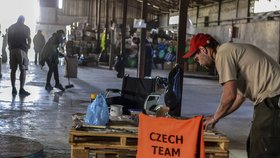 Czech Team má na starost centrální sklad s humanitární pomocí. Čeští dobrovolníci pomáhají nejen tam, ale i v dalších místech, kde je zrovna potřeba.