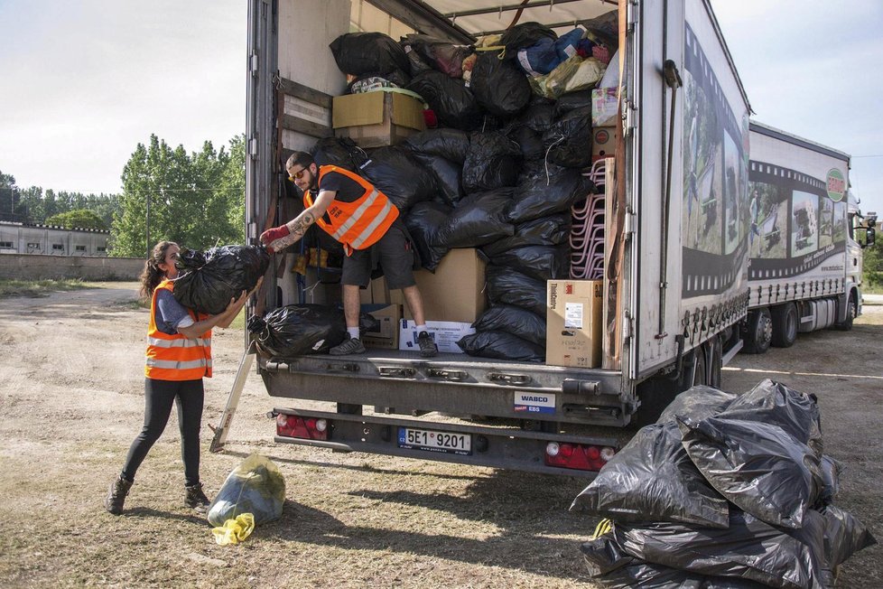 Czech Team má na starost centrální sklad s humanitární pomocí. Čeští dobrovolníci pomáhají nejen tam, ale i v dalších místech, kde je zrovna potřeba.