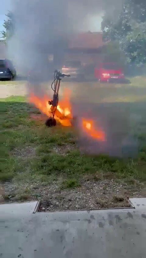 V Dobrušce hořela elektrokoloběžka.