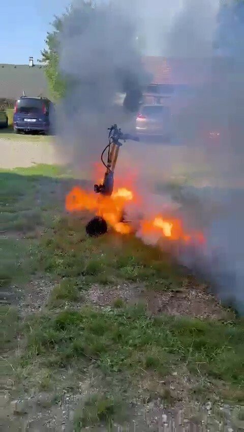 V Dobrušce hořela elektrokoloběžka.
