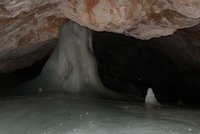 V jeskyni v Rumunsku uvízlo devět lidí: Uvěznil je nečekaný příval vody