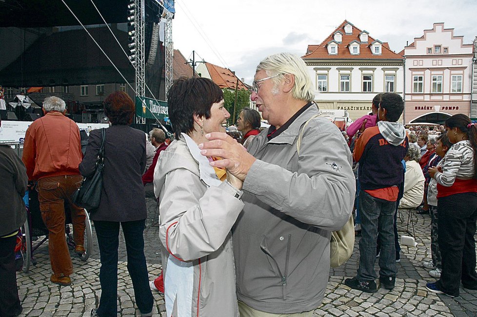 Taneček při dechovce k Dočesné patří 