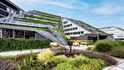 Zelené terasy kancelářské budovy a běžecká dráha v DOCK propojují architekturu s aktivním využitím veřejného prostoru Zelené terasy kancelářské budovy a běžecká dráha v DOCK propojují architekturu s aktivním využitím veřejného prostoru